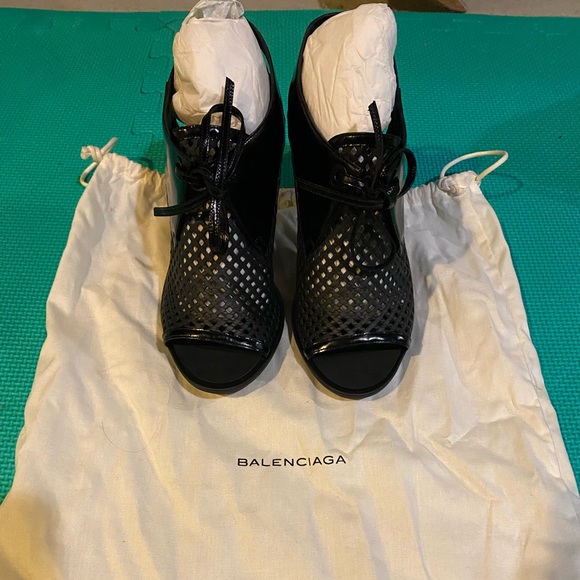 Balenciaga heels in like new condition. Only tried on inside.size 38 = size 8 us - Picture 2 of 7